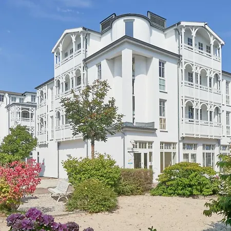 Mit Balkon Und Schwimmbadnutzung In *